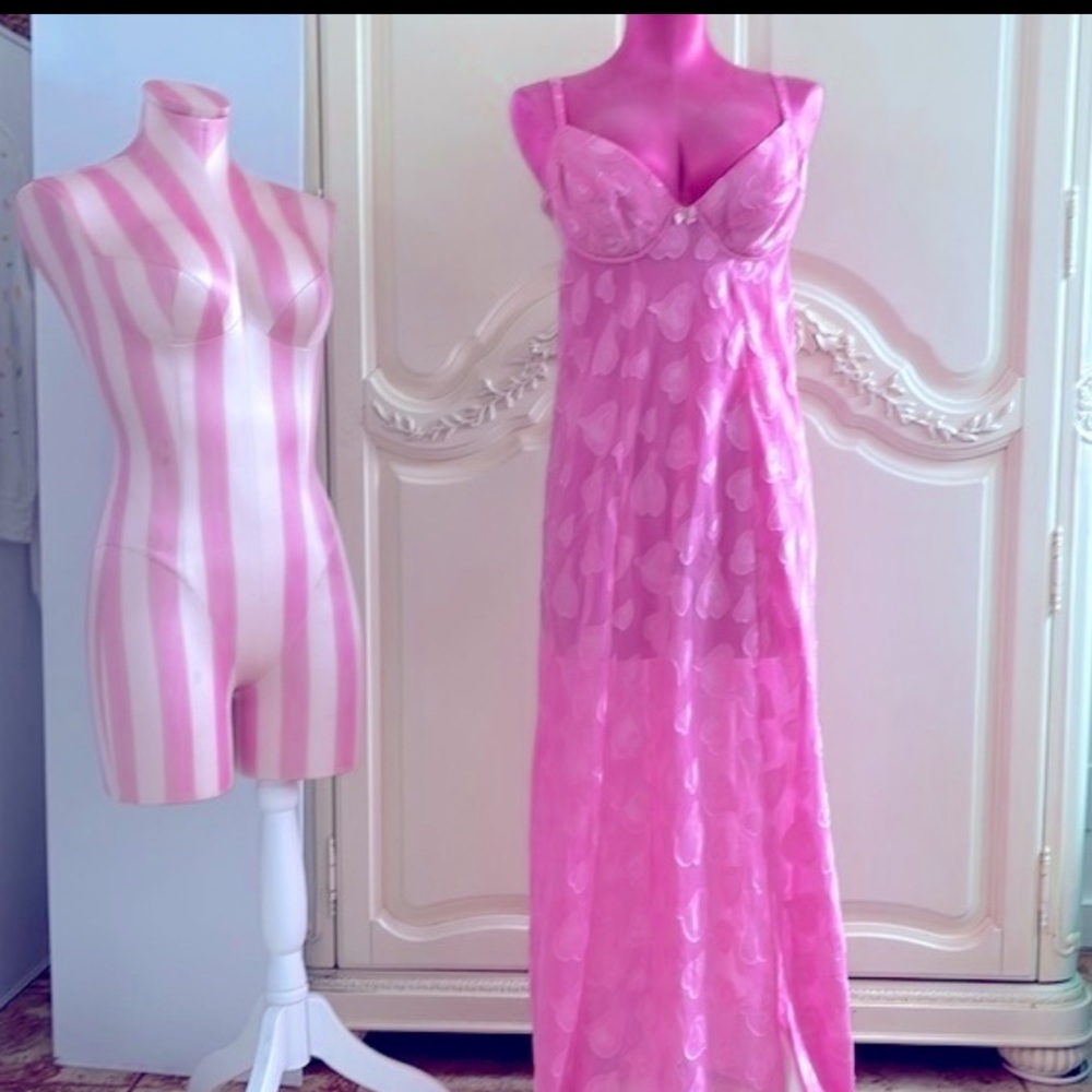 Victoria’s Secret Vintage Pink Hearts Gown Miracle Underwire/Push-up Bra Front